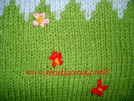 örgü yastıkta çiçek deseni