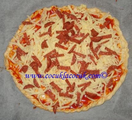 sucuklu pizza yapılışı